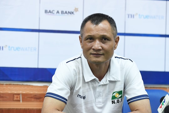 HLV Ngô Quang Trường 'hết lời' khen Phan Văn Đức và dàn cầu thủ trẻ SLNA