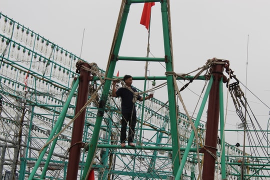 Ngư dân Nghệ An chi tiền tỷ 'độ' dàn đèn siêu sáng để dụ cá