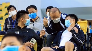Ông Park rửa tay, đeo khẩu trang trước khi tiếp xúc Đình Trọng, Thành Chung; Đề nghị hoãn EURO