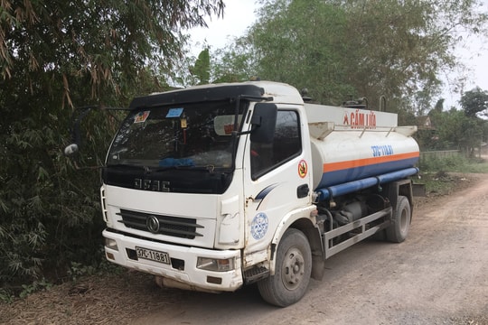 Ngồi bên lề đường hút thuốc, người đàn ông Nghệ An bị xe chở xăng đâm tử vong