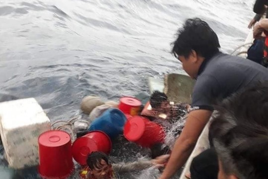 Chìm tàu cá, 6 ngư dân Nghệ An ôm can nhựa lênh đênh trên biển