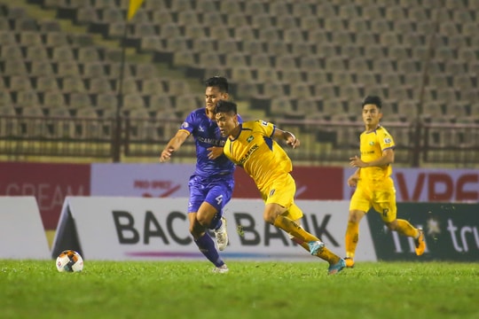 HLV Nguyễn Thành Vinh lo lắng cho Phan Văn Đức vì mặt sân nhà SLNA