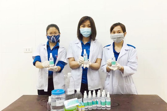 3 đoàn viên ở Nghệ An pha chế thành công nước sát khuẩn miễn phí phòng Covid-19