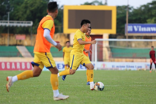 V.League 2020 hoãn, cầu thủ Việt Nam làm gì trong mùa Covid-19?