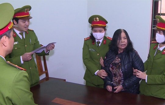 Tạm giam 'lão bà' chuyên lừa xin việc