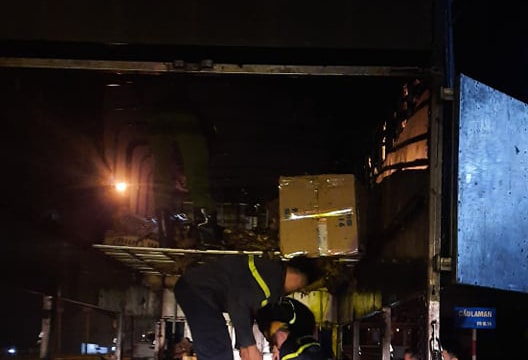 Dừng lại để kiểm dịch, xe tải chở vịt bất ngờ bốc cháy trên Quốc lộ 1A