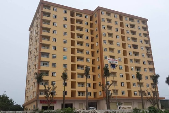 Xuất hiện clip nam thanh niên chĩa súng, ném vật thể gây nổ tại chung cư Lũng Lô thành phố Vinh