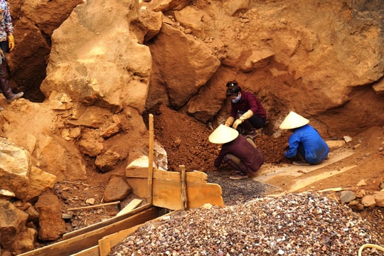 Người phụ nữ Nghệ An tử vong do bị đá rơi trúng khi đang mót quặng