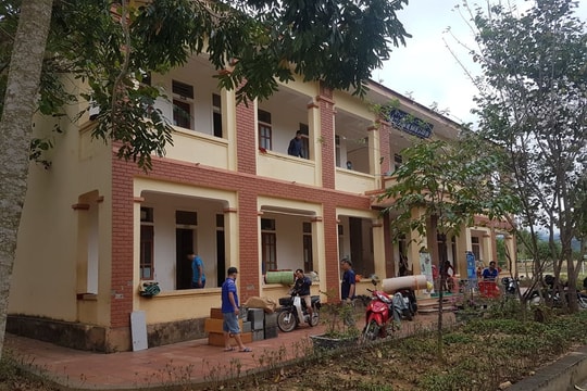 Giáo viên, phụ huynh vùng cao dọn đồ nhường khu ký túc xá làm cơ sở cách ly tập trung