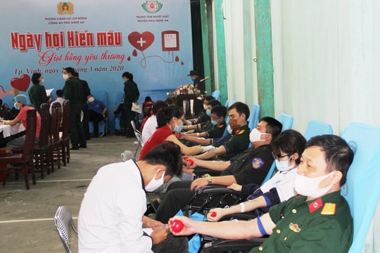 Hơn 150 đơn vị máu được hiến tại Ngày hội tình nguyện 'Giọt hồng yêu thương'