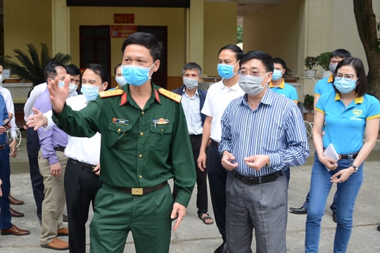 Nhóm thiện nguyện Niềm Tin trao quà cho cán bộ, chiến sĩ làm nhiệm vụ phòng chống Covid-19