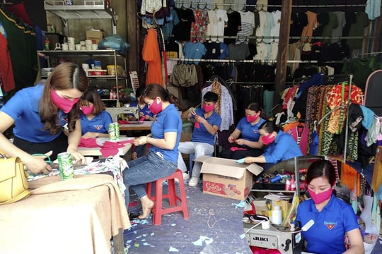 Tuổi trẻ vùng cao Nghệ An may khẩu trang phát miễn phí cho người dân phòng chống dịch Covid - 19