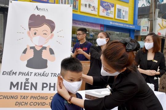 Amia Beauty Center trao gần 4.000 khẩu trang và nước sát khuẩn cho người dân TP Vinh