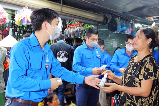 Tuổi trẻ Đoàn Khối Các cơ quan tỉnh Nghệ An ra quân ngày 'Chủ nhật xanh'