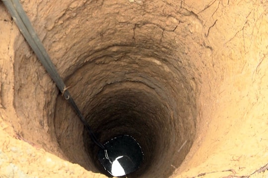 Nghệ An: Hàng loạt giếng đào bị cạn, người dân vất vả kiếm từng chai nước