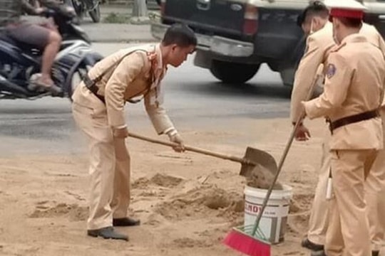 Hình ảnh CSGT ngăn dầu loang giữa Quốc lộ 48C gây ấn tượng mạnh với cộng đồng mạng