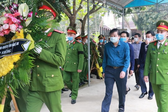 Lãnh đạo tỉnh Nghệ An thăm hỏi, động viên gia đình Thượng úy công an hy sinh khi làm nhiệm vụ