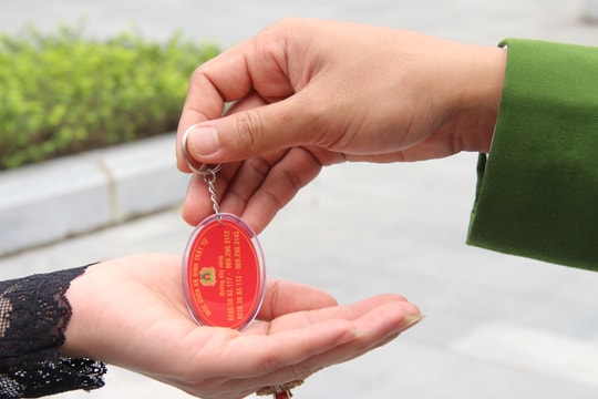 Người dân miền núi Nghệ An tham gia tố giác tội phạm qua ' móc khóa bình yên'