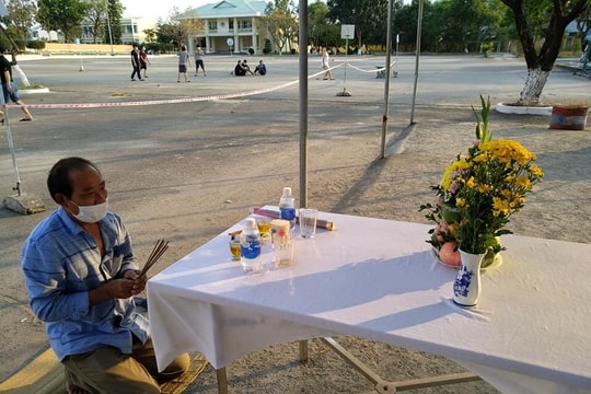 Người đàn ông Nghệ An nén đau đội tang bố trong khu cách ly tập trung