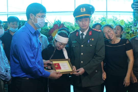 Truy tặng Huy hiệu 'Tuổi trẻ dũng cảm' cho Thượng úy công an hy sinh khi làm nhiệm vụ ở Nghệ An
