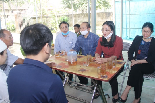 Đoàn ĐBQH và HĐND tỉnh chia sẻ, động viên gia đình liệt sỹ Sầm Quốc Nghĩa