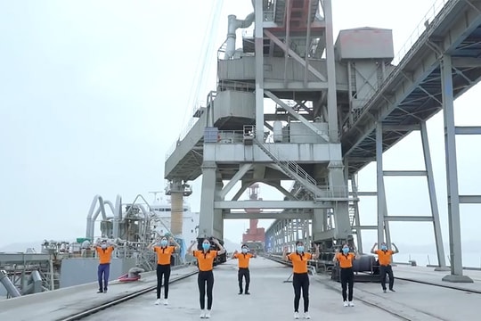 Ghen Covy - Vũ điệu rửa tay của công nhân xi măng Sông Lam