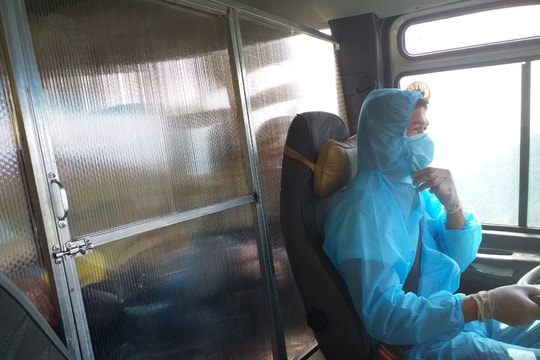 Biên phòng Nghệ An sáng chế vách ngăn cách ly trên xe vận chuyển công dân