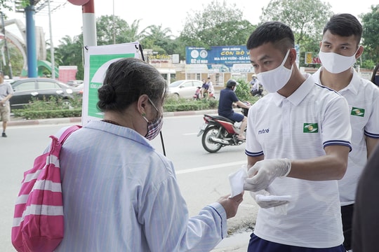Phạm Xuân Mạnh cùng đồng đội SLNA xuống đường phát khẩu trang miễn phí cho người dân