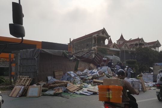 Xe tải mất lái đâm vào dải phân cách rồi lật ngửa ra đường ở TP Vinh