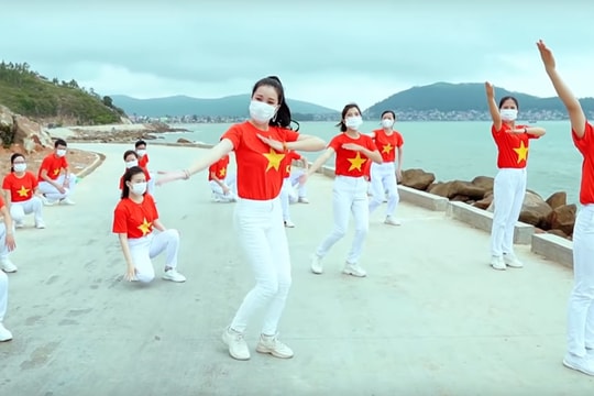 Y bác sĩ Bệnh viện Đa khoa Quang Khởi biểu diễn bài 'Việt Nam ơi đánh bay Covid'