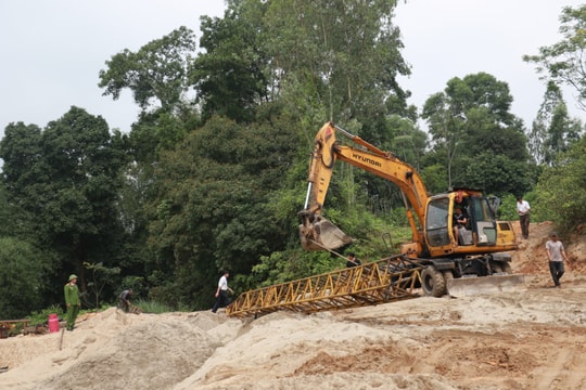 Đình chỉ 2 bến cát và tạm giữ 6 thuyền khai thác cát, sỏi trái phép