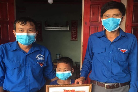 Trao Giấy khen cho học sinh lớp 3 ở Nghệ An cứu 2 em bé thoát đuối nước