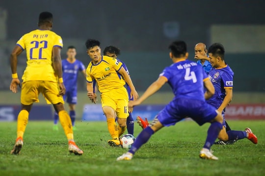 SLNA chơi với bộ đôi tiền vệ trung tâm nào khi V.League trở lại?