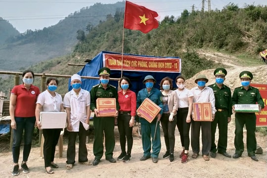 Trao quà, mặt nạ phòng chống dịch Covid-19 cho chiến sỹ, y bác sỹ tại Nghệ An