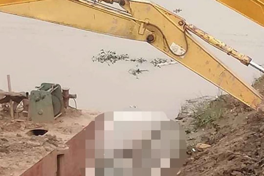 Người dân phát hiện cô gái trẻ tử vong khi nạo vét kênh Vách Bắc ở Nghệ An
