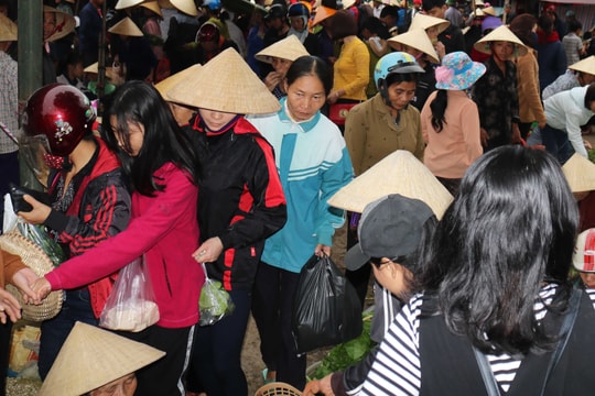Chợ quê ở Nghệ An: Người dân chen chúc mua bán phớt lờ Covid-19