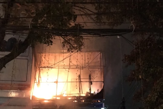 Một cửa hàng ở phường Hà Huy Tập, TP Vinh bốc cháy