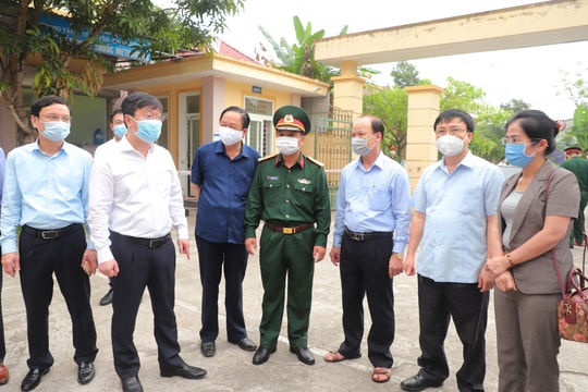 Chủ tịch UBND tỉnh Nguyễn Đức Trung kiểm tra các điểm cách ly ở Hưng Nguyên, Nam Đàn