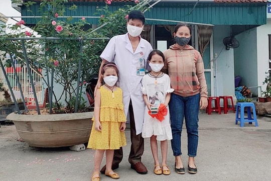 Hai chị em bé gái ở Nghệ An 'mổ' lợn đất ủng hộ 14 triệu đồng phòng chống Covid-19