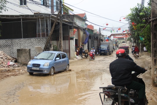 Sau mưa, đường liên xã ở Diễn Châu biến thành 'ao' 