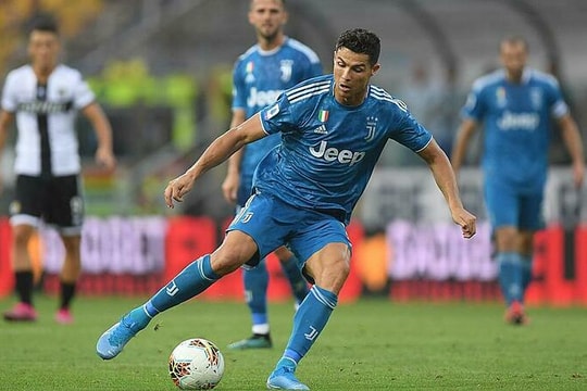 Ronaldo bị cắt 4,2 triệu USD tiền lương; Hùng Dũng tranh thủ học tiếng Anh lúc rãnh rỗi