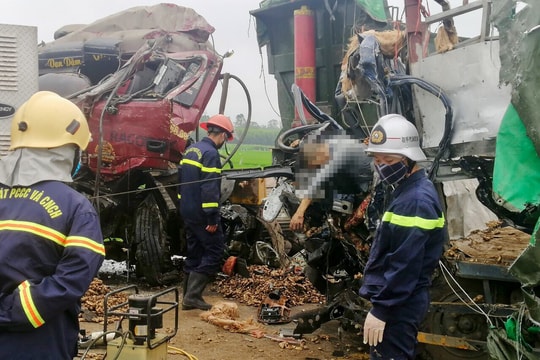 Nghệ An: Dùng máy cưa, banh thủy lực đưa thi thể tài xế ra khỏi ca bin bị bẹp dúm