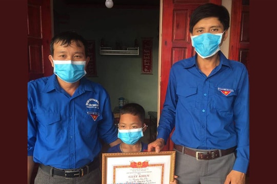 Ngành Giáo dục Nghệ An tặng giấy khen học sinh lớp 3 dũng cảm cứu bạn bị đuối nước