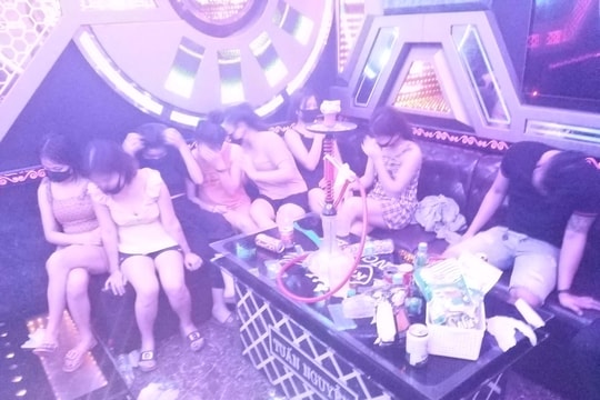 Nghệ An: Bắt và buộc cách ly tại gia 11 nam nữ thanh niên nhảy múa thâu đêm ở quán karaoke 