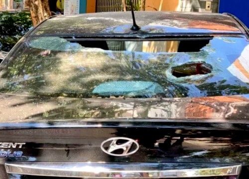 Nhóm thanh, thiếu niên nhặt gạch đá đập phá 35 ôtô lúc rạng sáng 'cho vui'