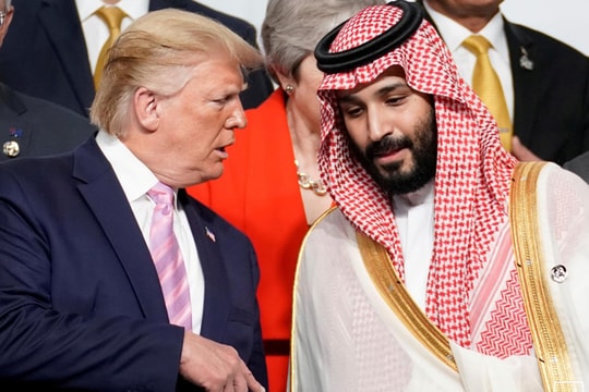 Trump sốt sắng đàm phán về giá dầu khi vị trí số 1 bị đe dọa 