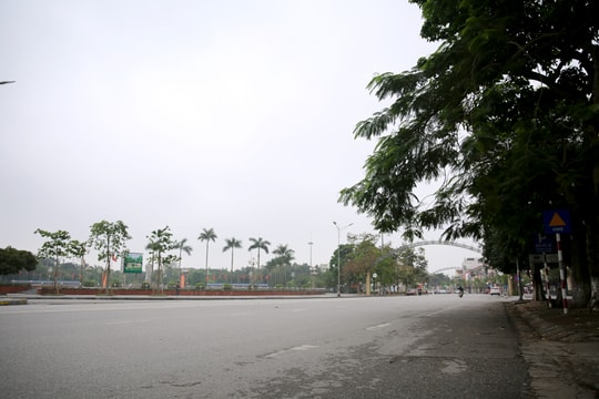 Thành phố Vinh vắng lặng trong ngày đầu thực hiện cách ly toàn xã hội