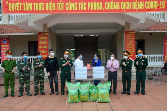 Lãnh đạo tỉnh thăm hỏi, tặng quà cán bộ, chiến sỹ thực hiện nhiệm vụ tại các khu cách ly