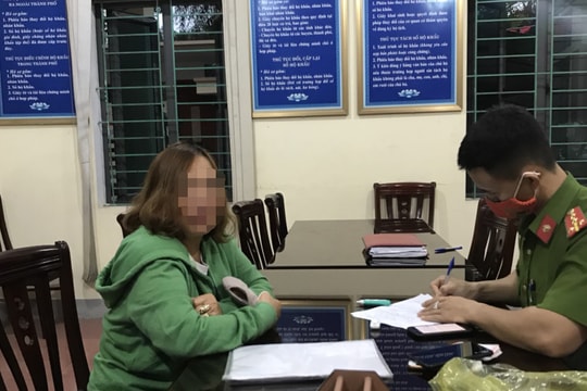 TP Vinh xử phạt hành chính người phụ nữ không đeo khẩu trang nơi công cộng