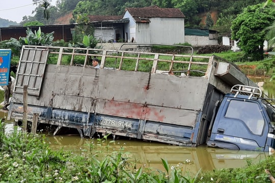 Ô tô tải chở phế liệu lao xuống ao bên đường, tài xế thoát nạn